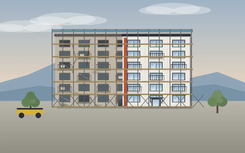 İskeleli apartman cephesinde yarısı tamamlanmış mantolama uygulaması
